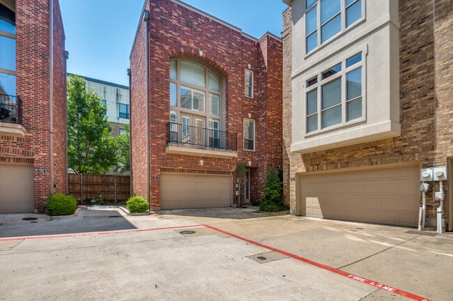 Building Photo - 909 City Side Ln