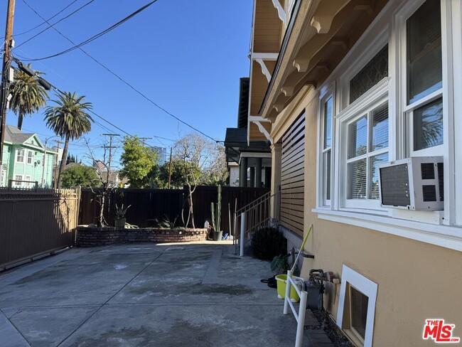 Building Photo - 2024 W 12th St