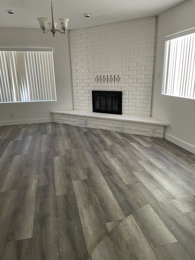 Foto del edificio - 4540 W Avenue M