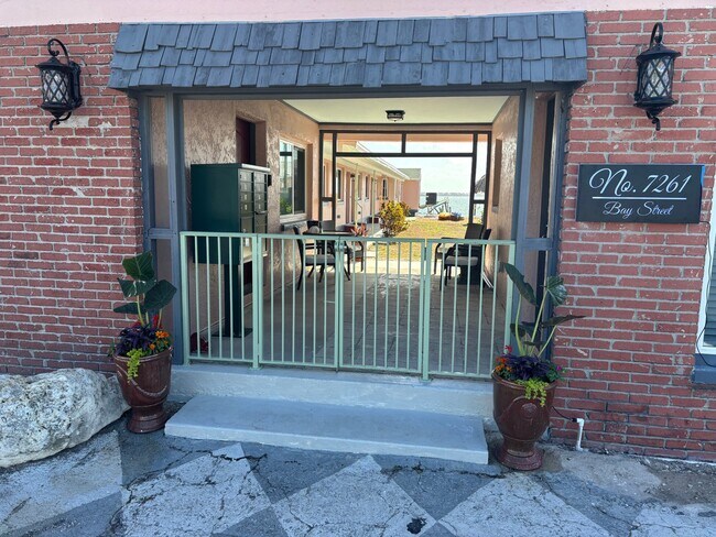 Foto del edificio - 7261 Bay St