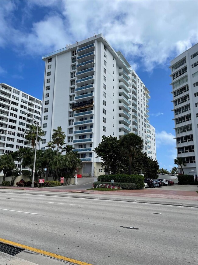 Building Photo - 5001 Collins Ave