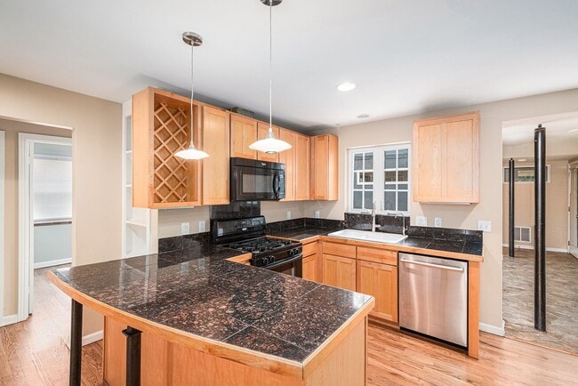 Building Photo - Beautifully renovated home in Montclair wi...