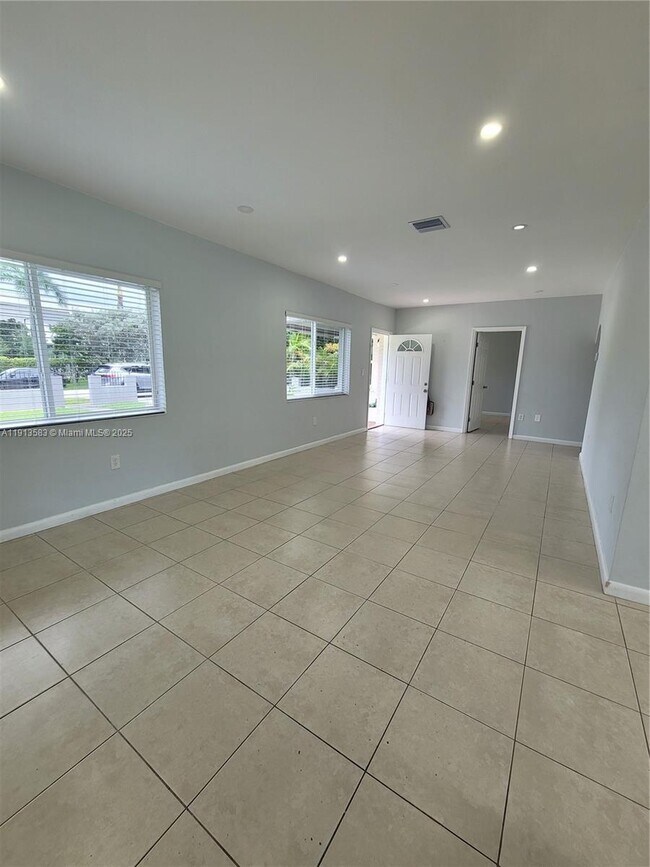 Foto del edificio - 8839 SW 28th St