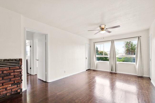 Building Photo - 431 Venice Way