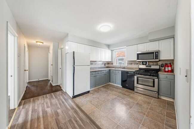 Foto del edificio - Large 3 Bedroom Apt