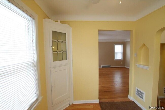 Building Photo - 25369 Ivanhoe Ave