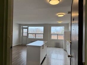 Building Photo - 470 Mortimer Av