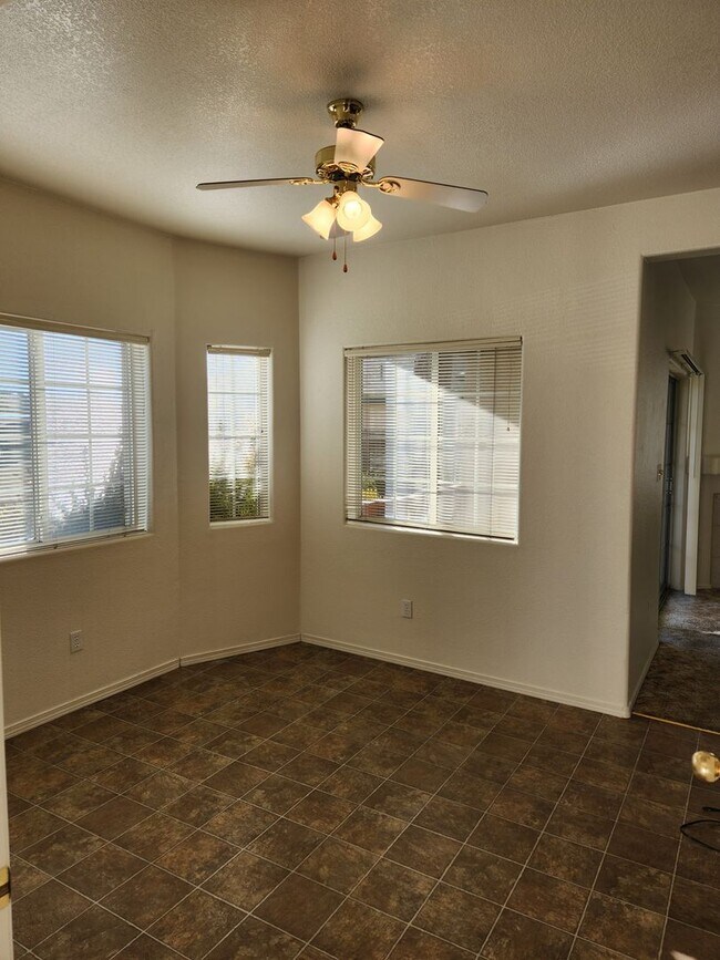 Foto del edificio - Rare Ground Level Unit - 2 Bed / 1 Bath w/private yard