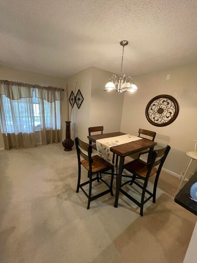 Foto del edificio - 335 Knotty Pine Cir