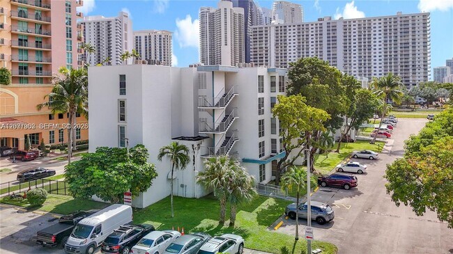 Foto del edificio - 17560 Atlantic Blvd