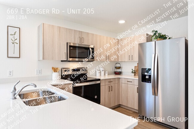Building Photo - 669 E Badger Rd