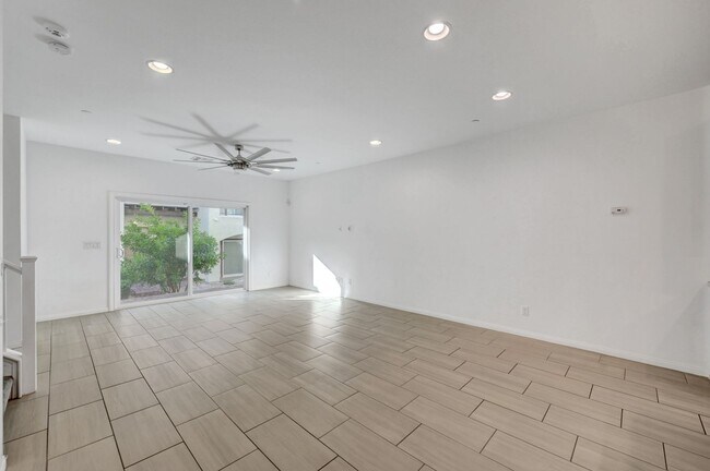 Building Photo - 3 Bedroom 2.5 Bath Townhome in Tuscany!