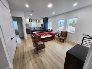 Building Photo - 207 Carl St