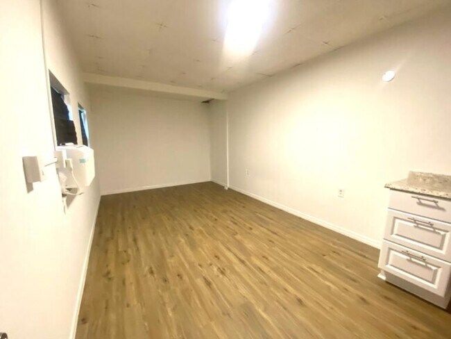 Foto del edificio - 6100 Tavendale Dr