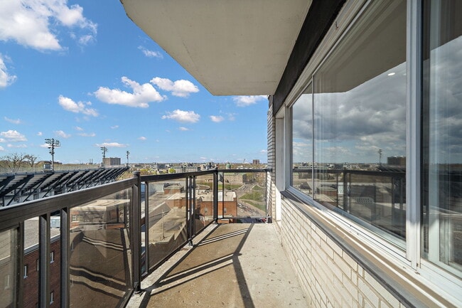 Building Photo - 500 Des Pins