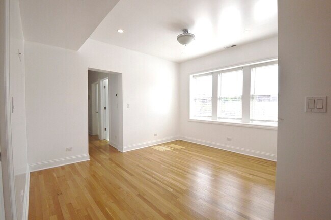Foto del edificio - 2343 W Irving Park Rd