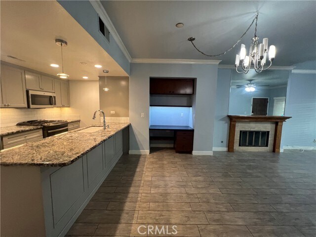 Foto del edificio - 11630 Warner Ave