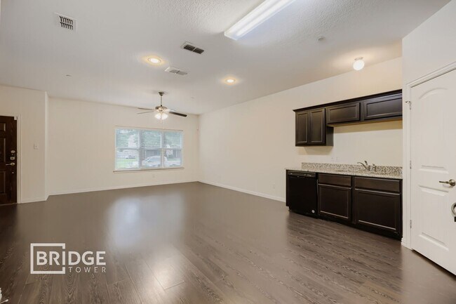 Foto del edificio - 1317 Lakecrest Ln