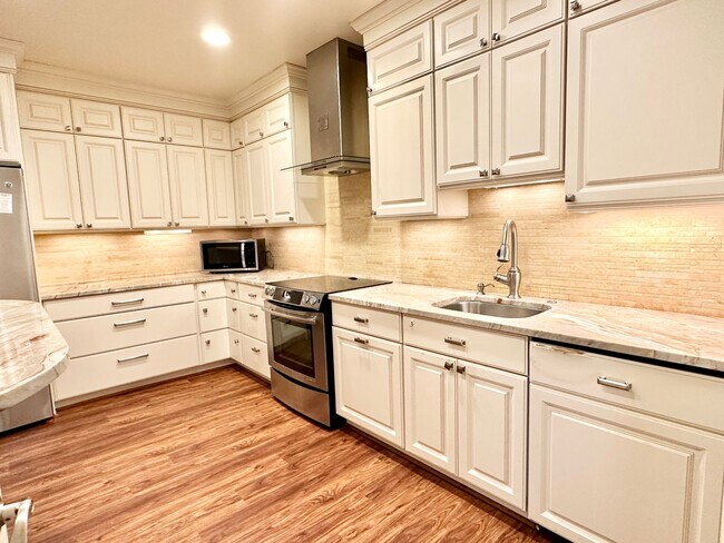Building Photo - Sutton Place - 3 beds 2.5 baths!  Parking!...