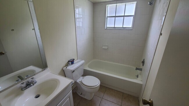 Building Photo - 454 Fairways Cir