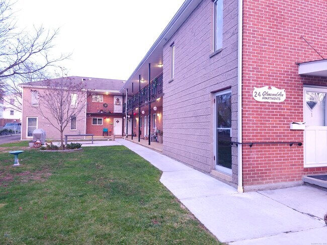 Foto del edificio - 24 Glenwood Ave