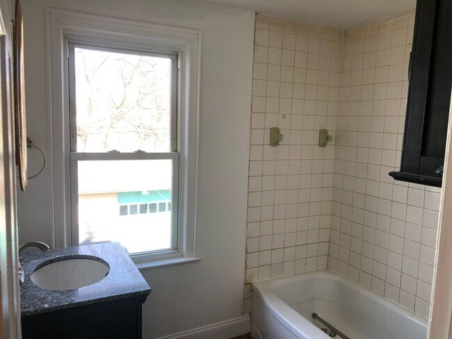 Building Photo - 3 BED 1 BATH SINGLE FAMILY IN BEAUTIFUL MA...