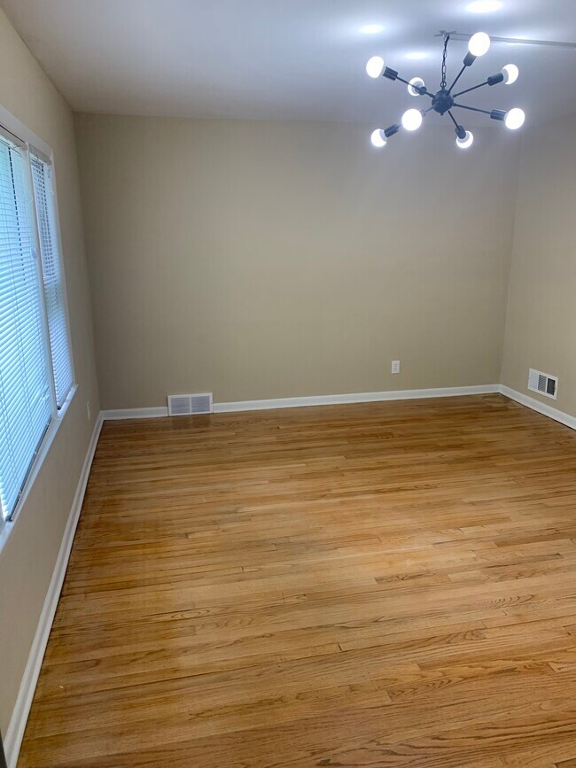 Sala de estar - 1662 N Cass St
