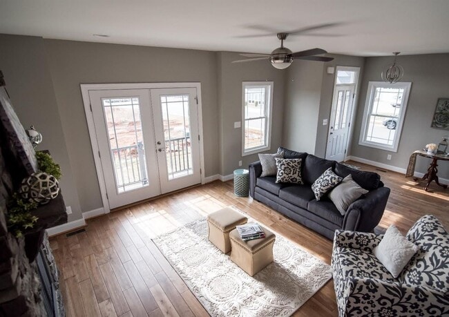 Building Photo - Beautiful 3 Bedroom Townhome in Forest