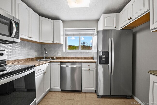 Building Photo - 35 Carillon Dr