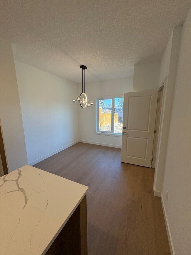 Building Photo - 3 Bed 2.5 Bath Unit in Calgary, AB
