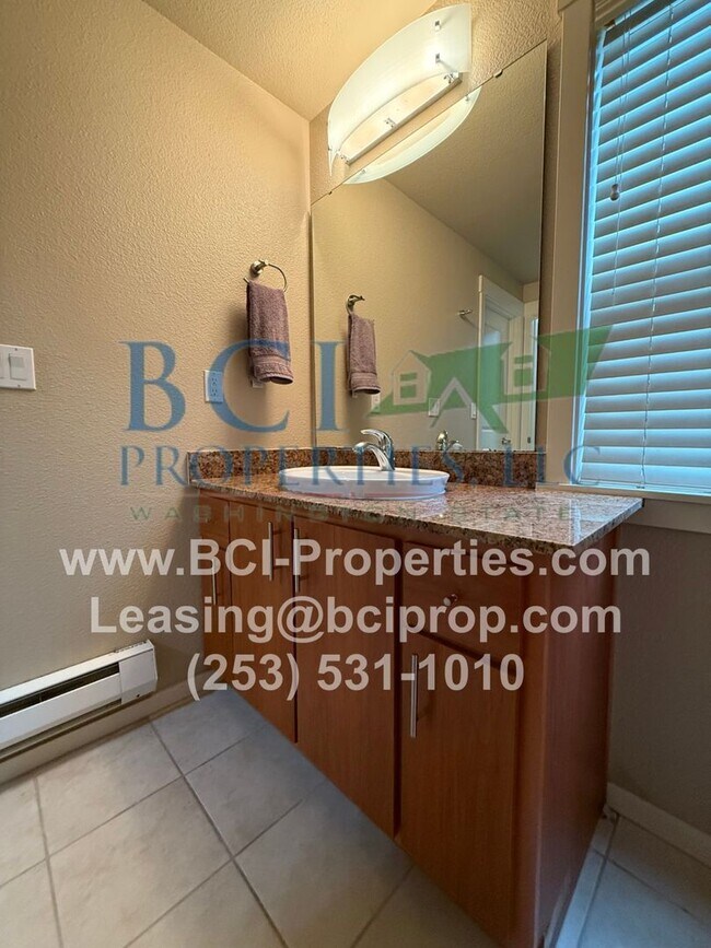 Foto del edificio - Beautiful 2 bedroom condo near JBLM/ Point...