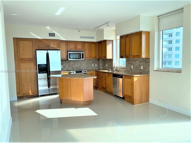 Foto del edificio - 1745 E Hallandale Beach Blvd