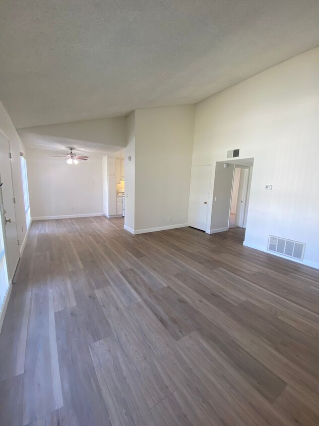 Foto principal - Newly Remodeled 2 Bedroom 1 1/2 Bath Upsta...