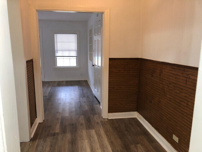 Building Photo - 1207 Greenville St