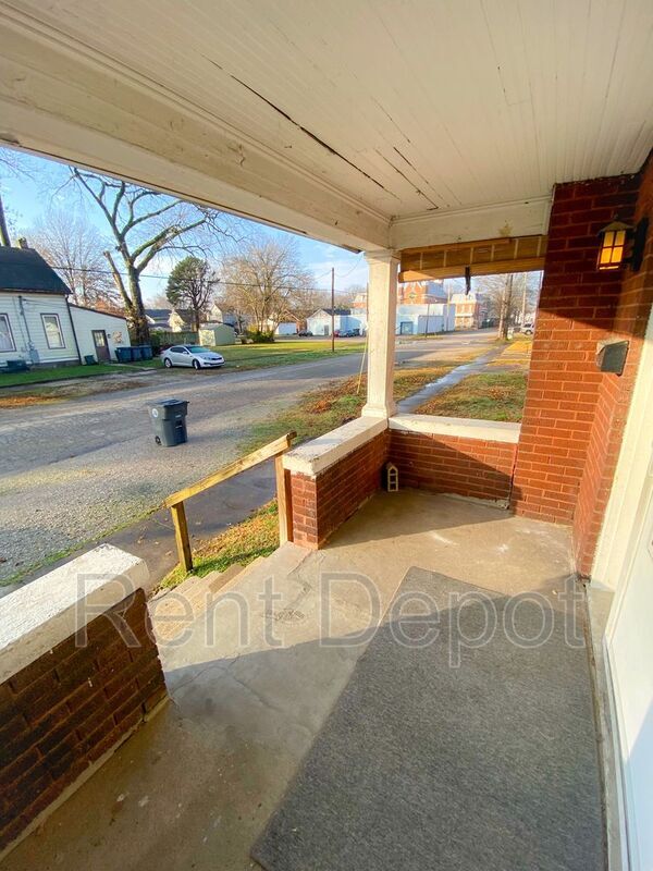 Building Photo - 1020 E Cherry St