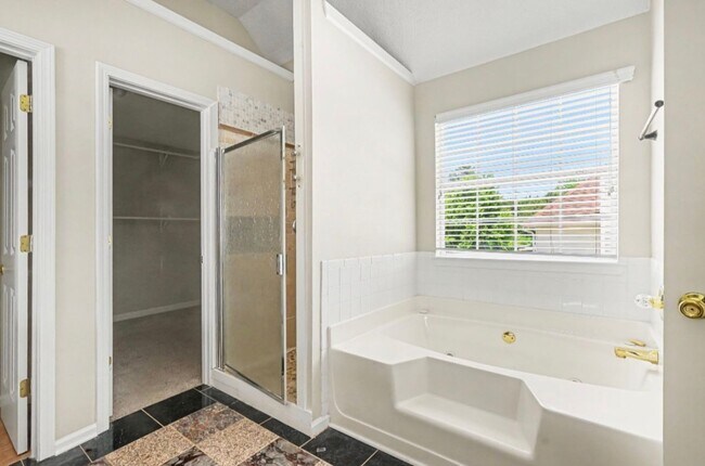 Foto del edificio - Spacious 5 Bedroom Home with Flexible Living Space & Huge Backyard