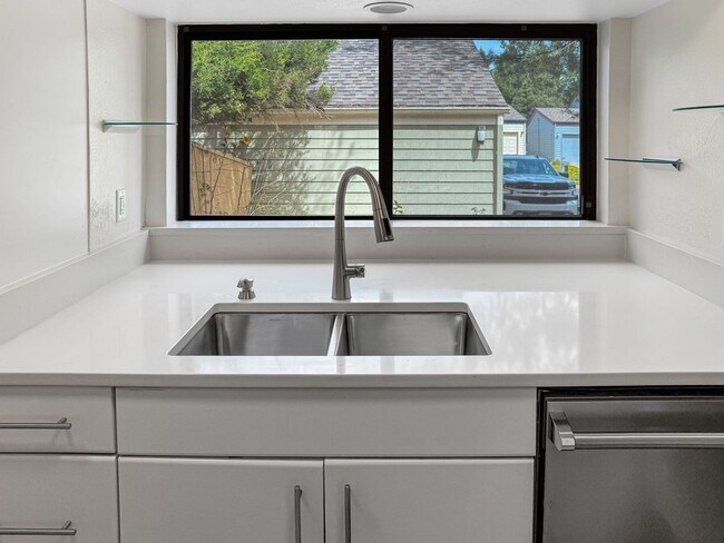 Foto del edificio - Beautifully Remodeled 3BD/2.5BA Spacious T...