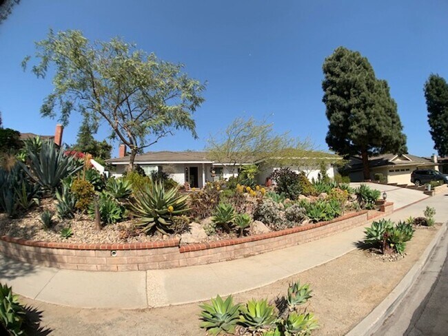 Building Photo - Camarillo 4 Bedroom 2 Full Bathroom Single...