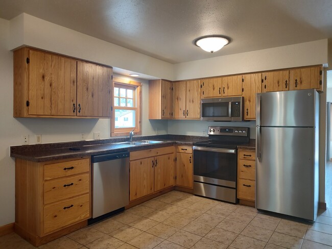 Kitchen w/4 new appliances - 715 Moreland Ave