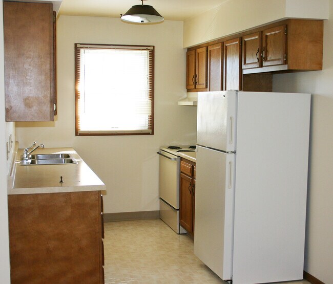 Building Photo - 1620 Roe Crest Dr