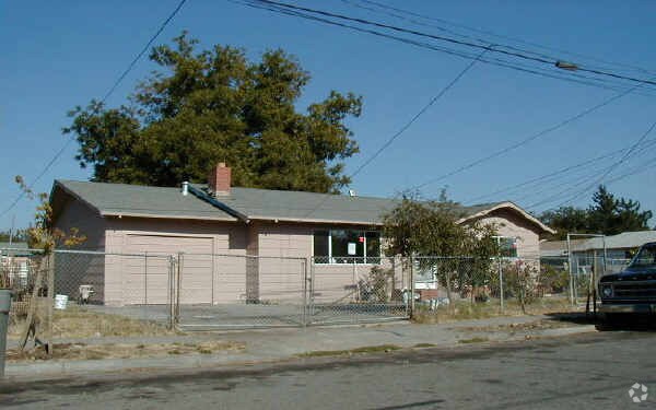 Primary Photo - 910 Grand Ave