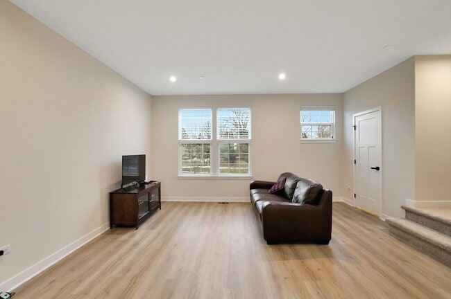 Building Photo - 155 Canterbury Way