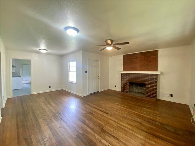 Building Photo - 1609 Matthews Ln