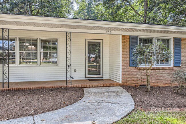 Building Photo - 203 Nottingham Dr