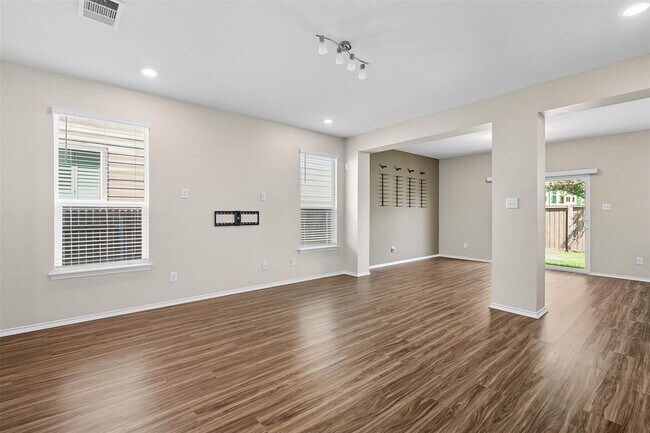 Foto del edificio - 320 Lemon Light Ln