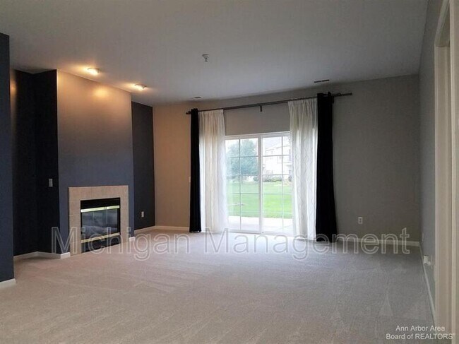 Foto del edificio - 9521 Lakeside Dr