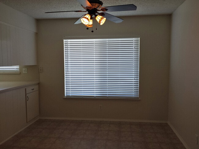 Foto del edificio - Almost 2000 SF home near Fresno State