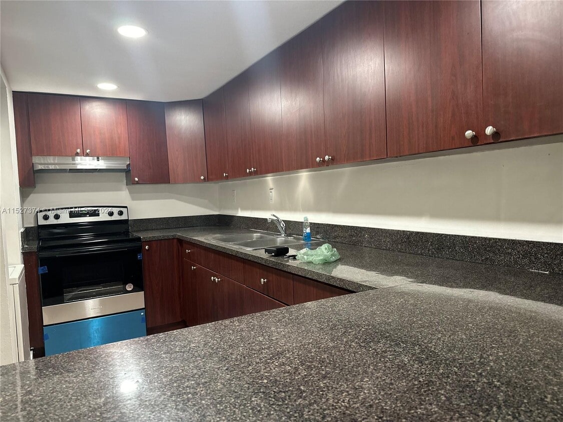 10000 NW 80th Ct Unit 2152, Hialeah Gardens, FL 33016 Room for Rent