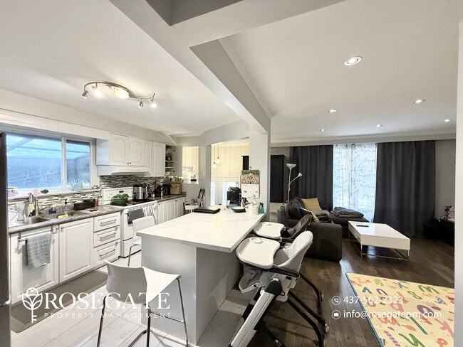 Photo du bâtiment - Charming 3-Bedroom Home with Front Porch &...
