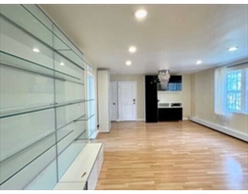 Foto del edificio - 17 Hammond Pond Pkwy